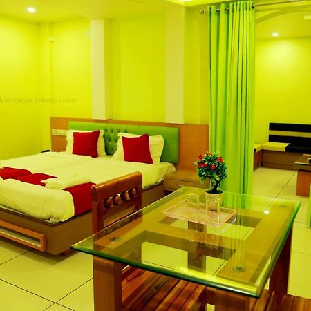 Royal Plaza Residency Hotell Cheruppulasseri Exteriör bild